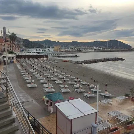 A 10 Metri Dal Mare *